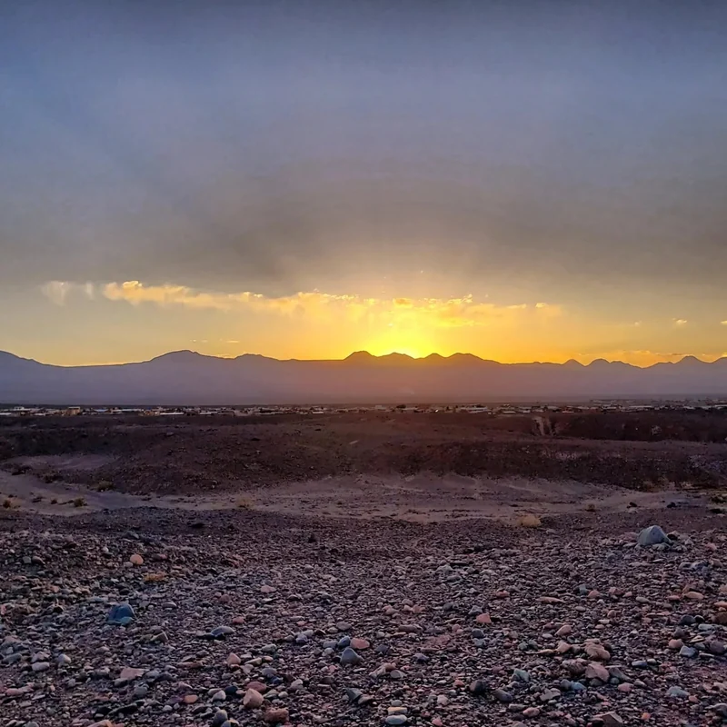 Paisaje desértico y silueta de cerros en el registro de viaje a San Pedro de Atacama.