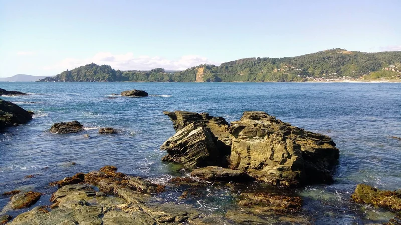 Rocas, mar y laderas costeras en la bitácora del recorrido hacia Manquemapu.