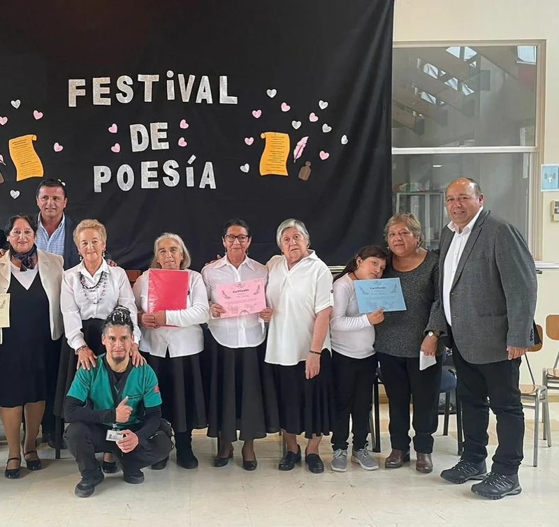 Registro grupal del festival de poesía organizado en CEDAM Perquenco, con participantes y autoridades locales.
