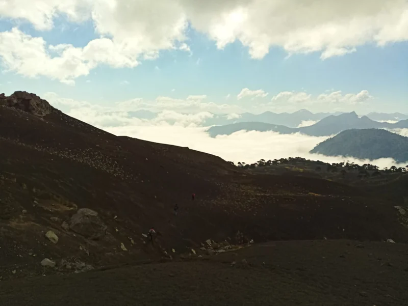 Relieve de montaña y nubes durante el recorrido de Sollipulli, marzo de 2022.