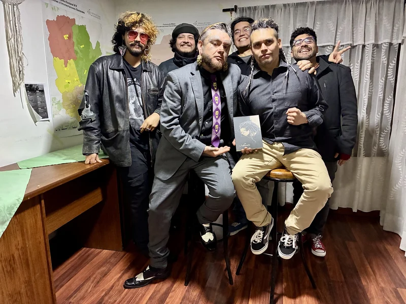 Registro grupal de la presentación de Sublimatio, con un ejemplar del libro, 1 de septiembre de 2025.